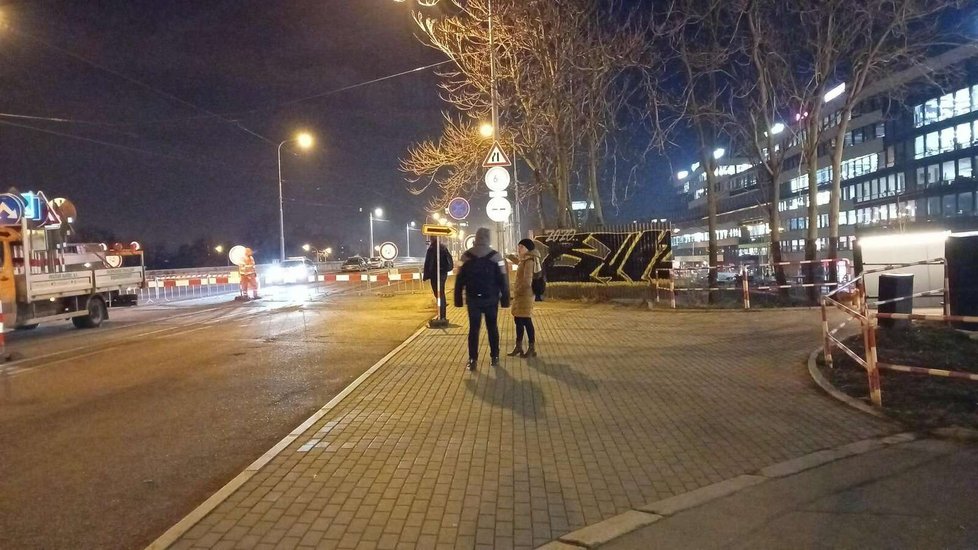 Libeňský most musel být kvůli havárii uzavřen pro veškerou dopravu. Na vině jsou silné mrazy, kvůli kterým byl poškozen pilíř. (11. leden 2024)