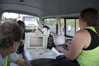 Po Libeňském mostě jezdí dva čtyřicetitunové náklaďáky: Testují jeho stabilitu