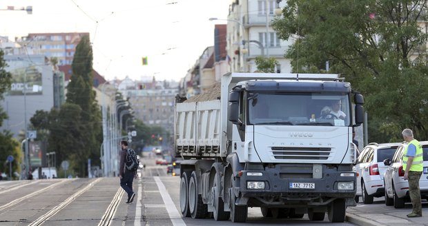 Na Libeňském mostě začaly zátěžové testy, probíhají vždy od večera do rána.