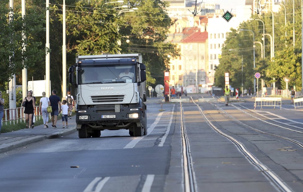 Na Libeňském mostě začaly zátěžové testy, probíhají vždy od večera do rána.