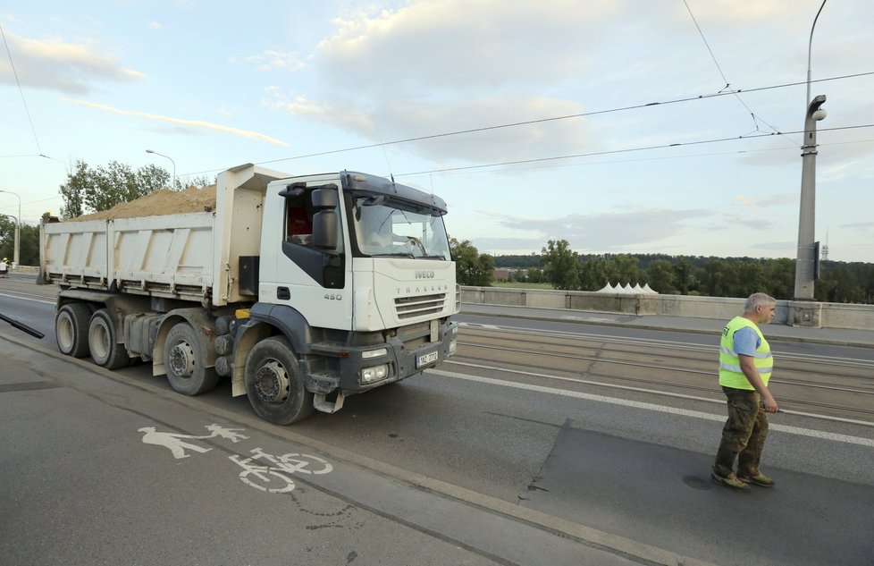 Na Libeňském mostě začaly zátěžové testy, probíhají vždy od večera do rána.