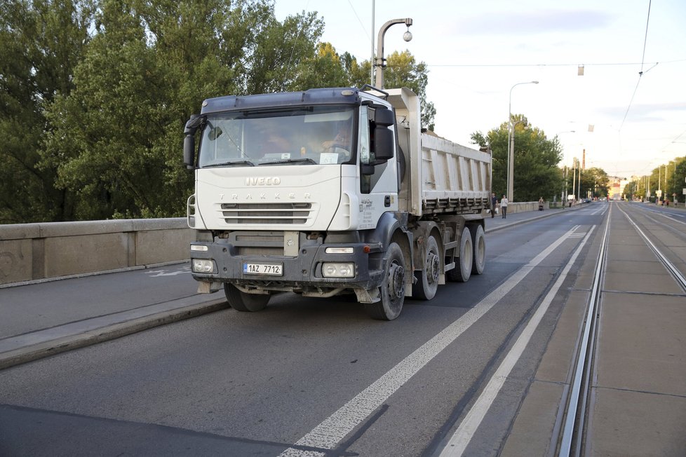 V Česku lze vozit až 48 tun nákladu, což je jeden z nejtěžších nákladů v Evropě