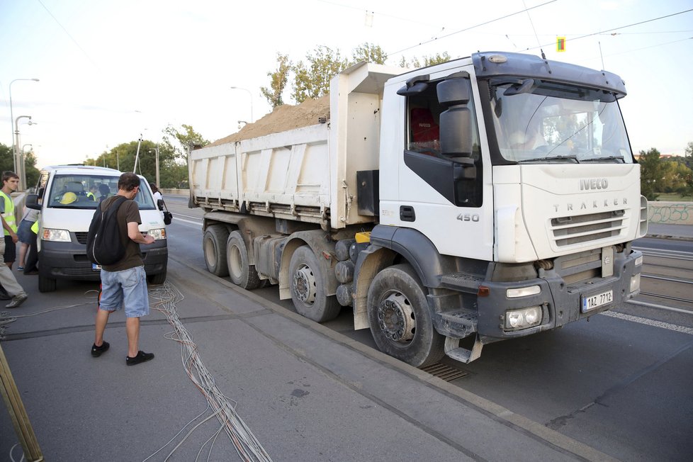 Státy EU dovolují na jeden kamion v průměru 42 tun. Kamiony jsou podle Ťoka jednou z hlavních příčin špatného stavu tuzemských vozovek