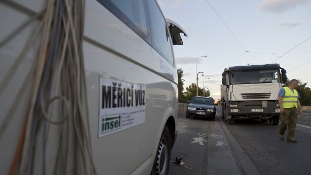 Zátěžové testy Libeňského mostu mají odhalit, co všechno unese.