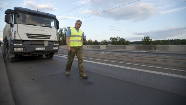 Zátěžové testy Libeňského mostu mají odhalit, co všechno unese.