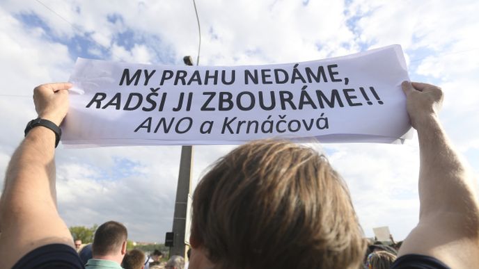 Protest proti zamýšlené demolici Libeňského mostu