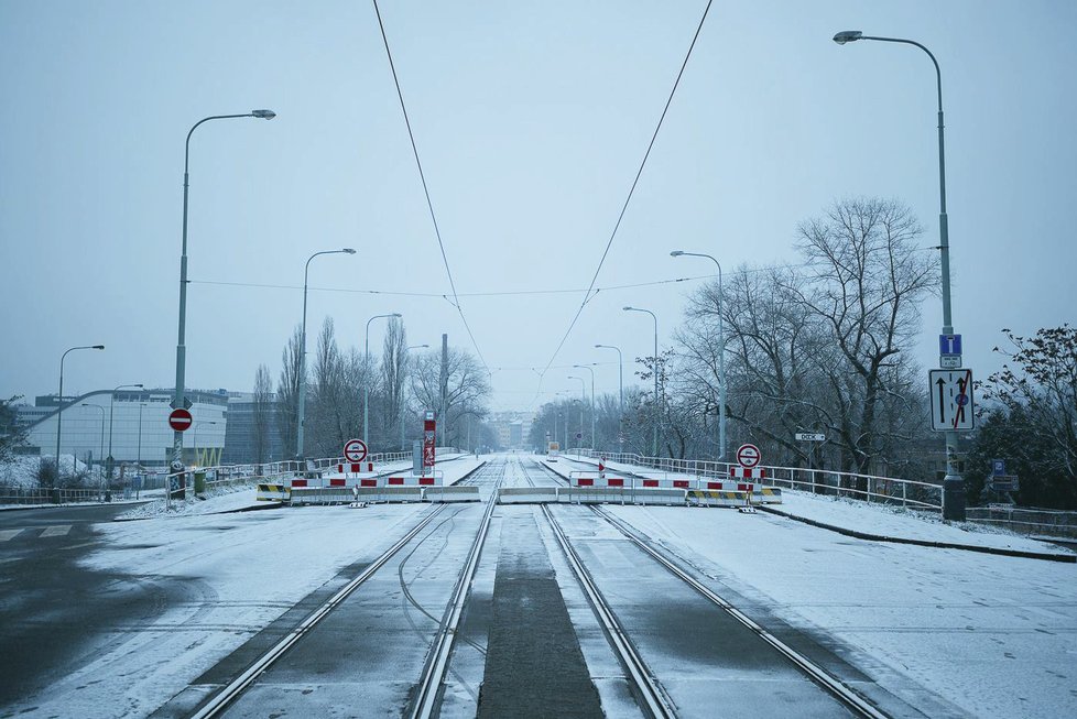 Takto to na uzavřeném Libeňském mostě vypadalo v neděli 21. ledna 2018