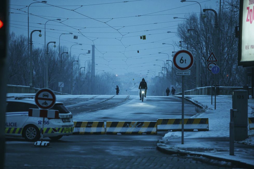 Takto to na uzavřeném Libeňském mostě vypadalo v neděli 21. ledna 2018