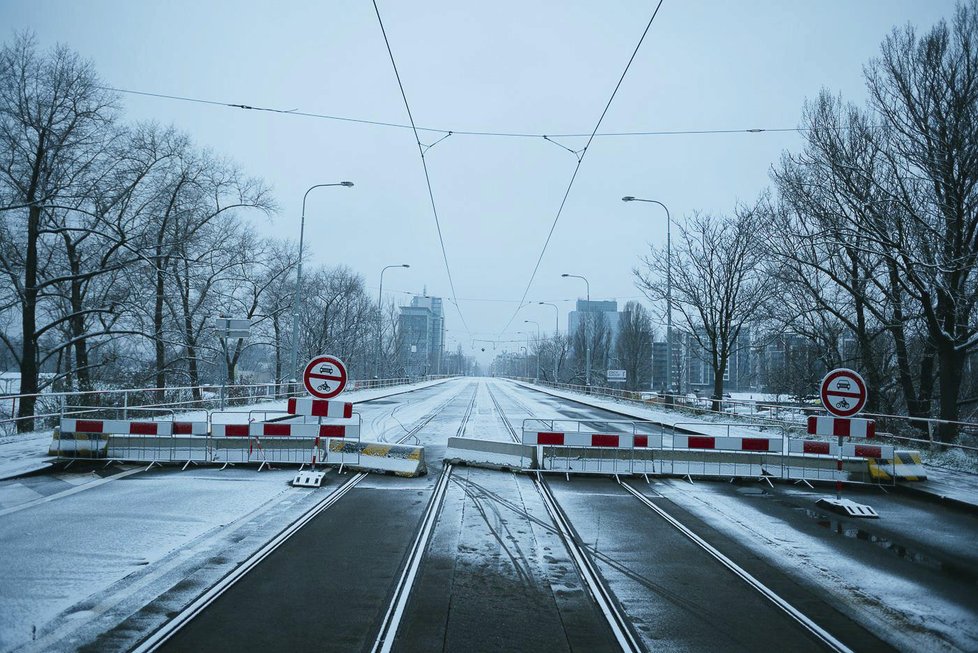 Takto to na uzavřeném Libeňském mostě vypadalo v neděli 21. ledna 2018