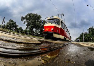 Dvě tramvaje souběžně už po části mostu neprojedou.