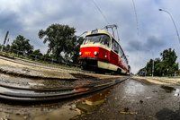 Tramvaje se na Libeňském mostě už nepotkají: Praha zakázala v jedné části souběžný provoz tramvají