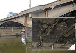 Most je v katastrofálním stavu. Ze spár mostního oblouku vytéká voda.
