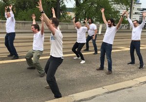 Na Libeňském mostě se na protest proti demolici tančila novozélandská haka.