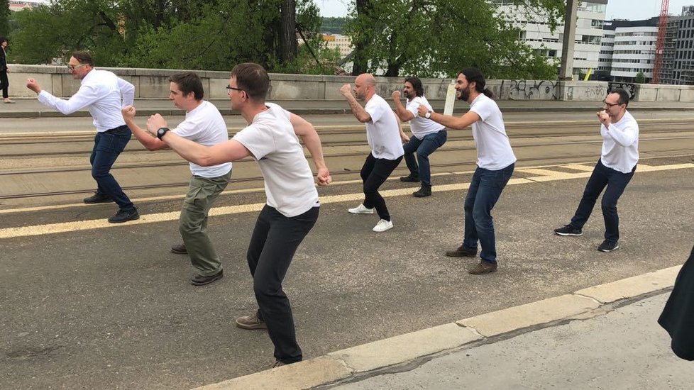 Na Libeňském mostě se na protest proti demolici tančila novozélandská haka.