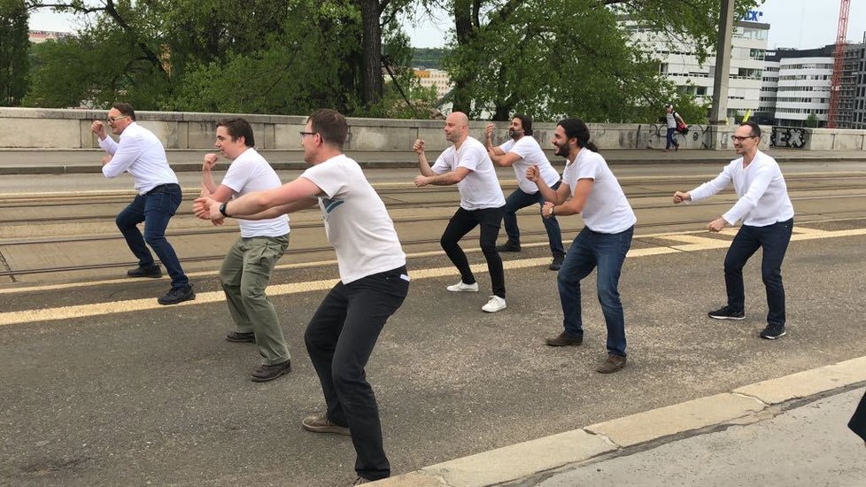 Na Libeňském mostě se na protest proti demolici tančila novozélandská haka.