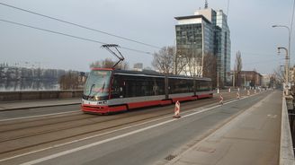 Na otevřeném Libeňském mostě jedou tramvaje krokem 