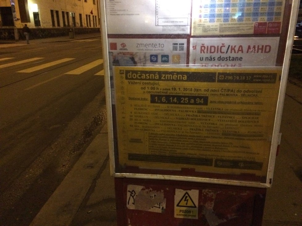 Lidé po Libeňském mostu chodí pěšky, aby se dostali na druhou stranu. Pro autobusy i tramvaje je uzavřen.