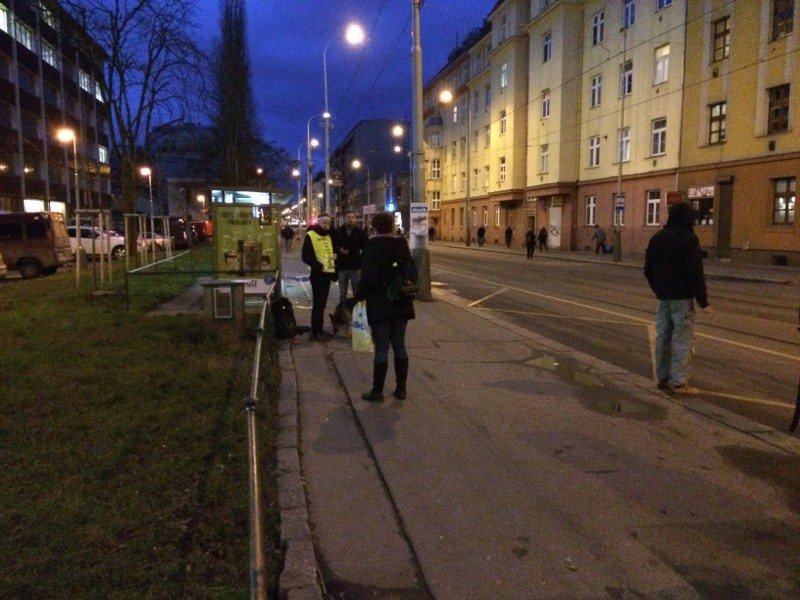 Lidé po Libeňském mostu chodí pěšky, aby se dostali na druhou stranu. Pro autobusy i tramvaje je uzavřen.