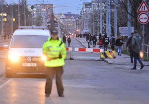 Chaosu v ulicích po uzavírce Libeňského mostu brání strážníci i informátoři DP.