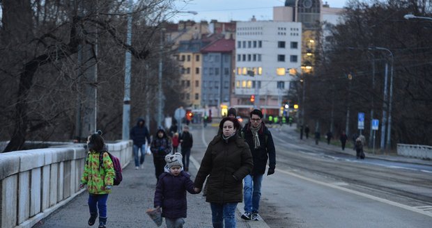 Chaosu v ulicích po uzavírce Libeňského mostu brání strážníci i informátoři DP.