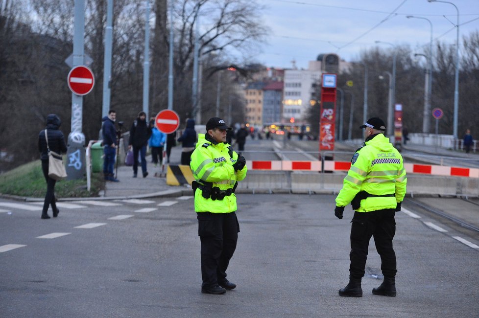 Kvůli špatnému stavu donedávna nesměla žádná doprava na Libeňský most.