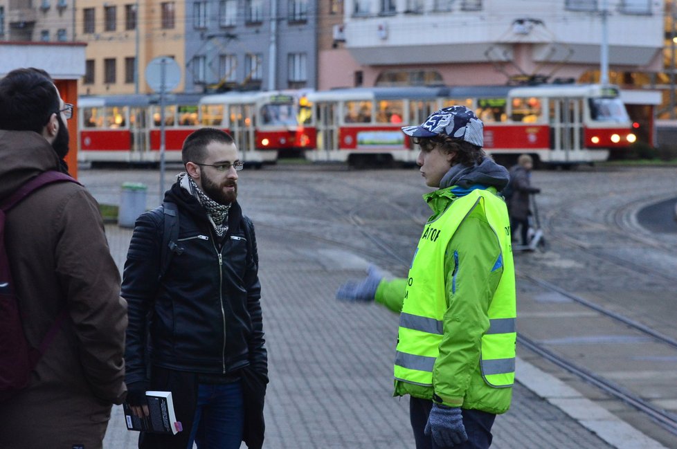 Chaosu v ulicích po uzavírce Libeňského mostu brání strážníci i informátoři DP.