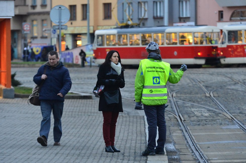 Chaosu v ulicích po uzavírce Libeňského mostu brání strážníci i informátoři DP.