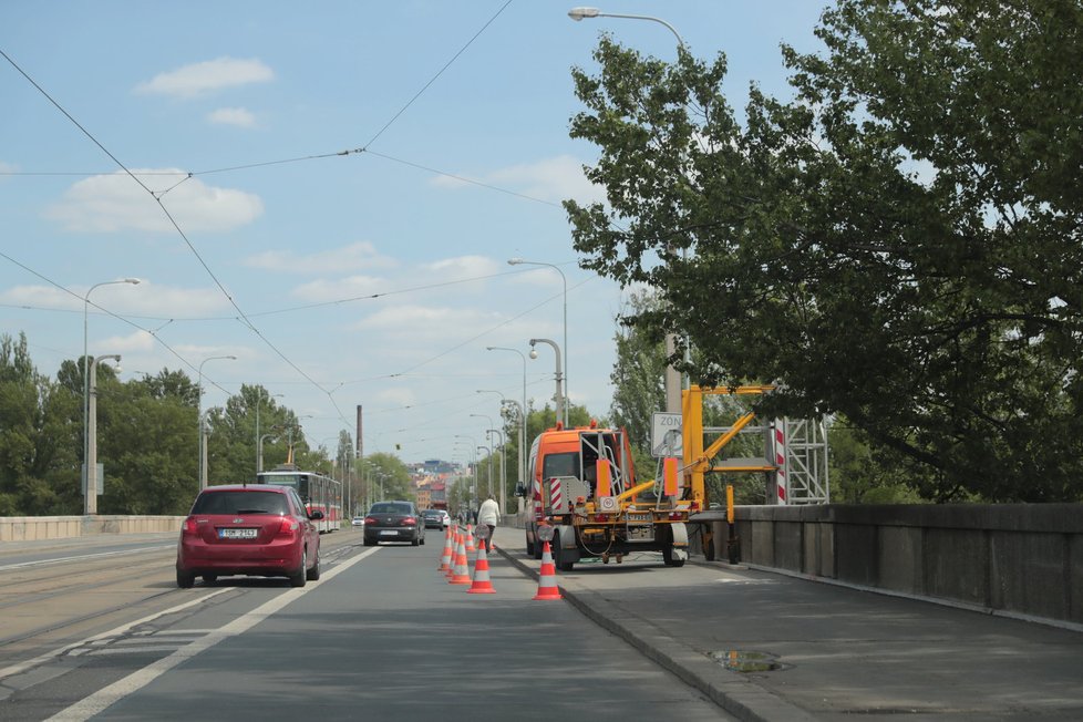 Libeňský most netrpělivě čeká, až ho opraví, zatím probíhají průzkumy.