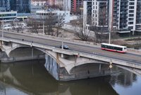 Na Libeňský most se vrátí tramvaje: Vznikne nová zastávka s obratištěm, inundační most zůstane zavřený