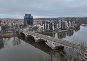 Přes Libeňský most nejezdí od 11. ledna 2024 tramvaje. Důvodem uzavírky jsou závady způsobené silnými mrazy, 12. 1. 2024.