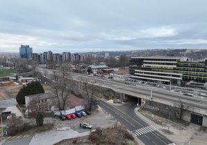 Přes Libeňský most nejezdí od 11. ledna 2024 tramvaje. Důvodem uzavírky jsou závady způsobené silnými mrazy, 12. 1. 2024.
