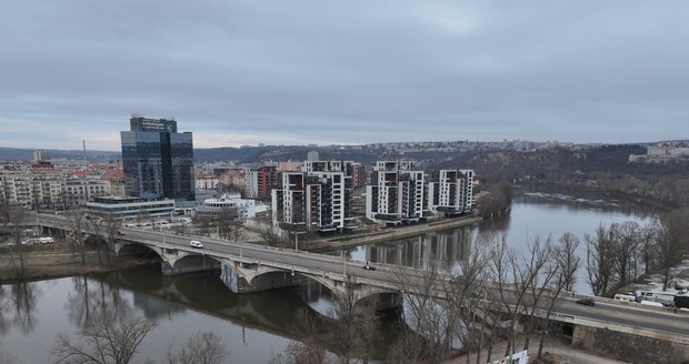 Přes Libeňský most nejezdí od 11. ledna 2024 tramvaje. Důvodem uzavírky jsou závady způsobené silnými mrazy, 12. 1. 2024.