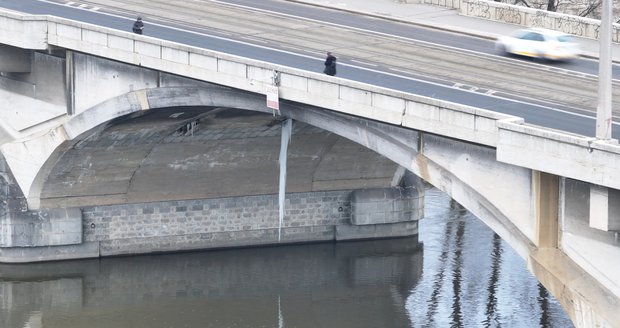 Přes Libeňský most nejezdí od 11. ledna 2024 tramvaje. Důvodem uzavírky jsou závady způsobené silnými mrazy, 12. 1. 2024.
