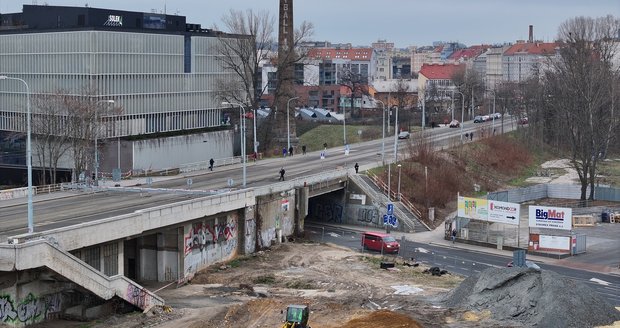 Přes Libeňský most nejezdí od 11. ledna 2024 tramvaje. Důvodem uzavírky jsou závady způsobené silnými mrazy, 12. 1. 2024.