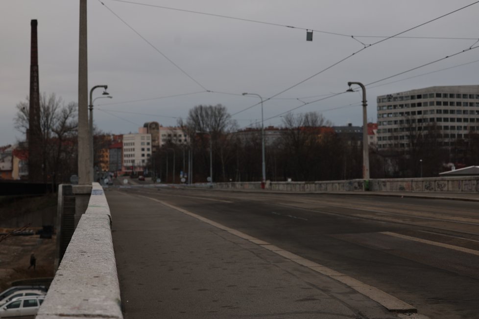 Přes Libeňský most nejezdí od 11. ledna 2024 tramvaje. Důvodem uzavírky jsou závady způsobené silnými mrazy, 12. 1. 2024.