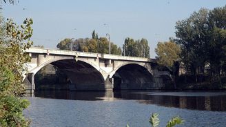 Libeňský most pražští plánovači bourat nedoporučují, přesto chtějí postavit nový