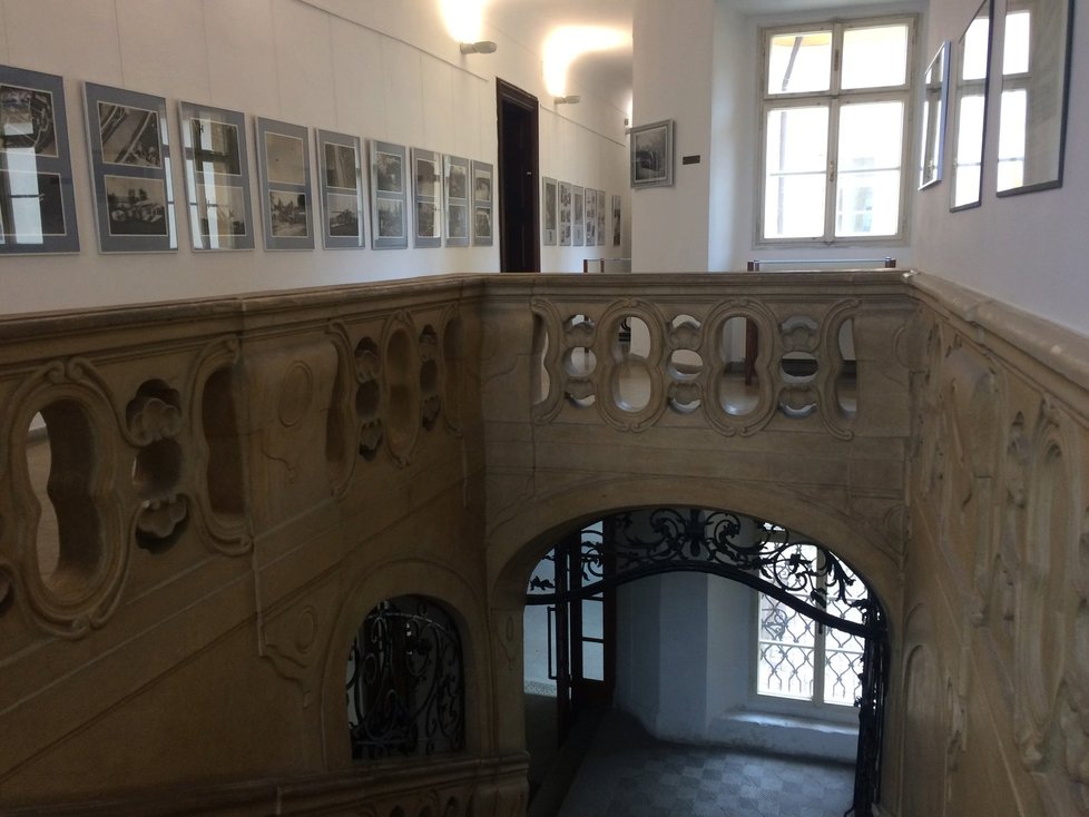 Výstava je situována do prvního patra Libeňského zámku.