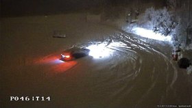 Vandal ve Vesci driftoval na běžkařské dráze: Okruh zcela zničil!