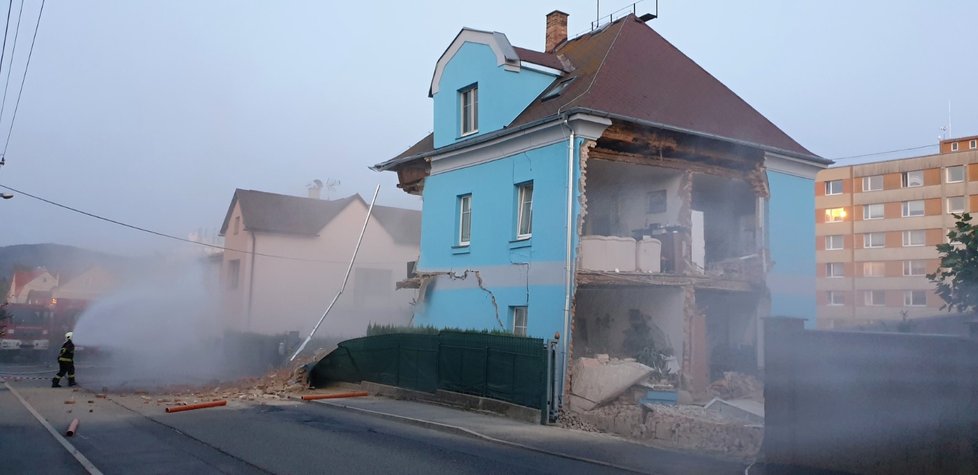 Dům se zničehonic začal rozpadat.