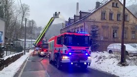 V Liberci došlo k výbuchu rodinného domu.  Na místě zasahoval vrtulník. (27.1.2022)