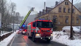 V Liberci došlo k výbuchu rodinného domu.  Na místě zasahoval vrtulník. (27.1.2022)