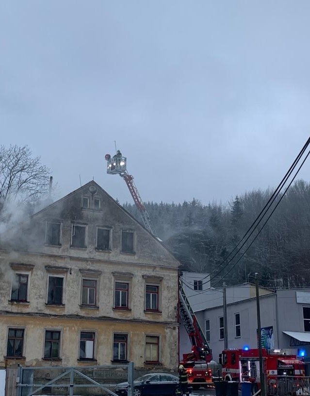 V Liberci došlo k výbuchu rodinného domu.  Na místě zasahoval vrtulník. (27.1.2022)
