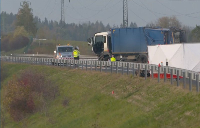 Tragická nehoda na Liberecku: Matka a dvě děti nepřežili srážku s popeláři.