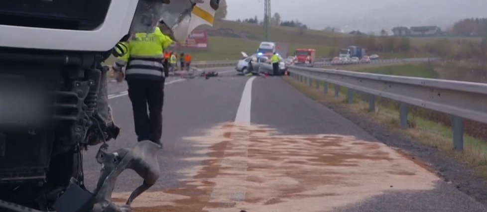 Tragická nehoda na Liberecku: Matka a dvě děti nepřežily srážku s popeláři.