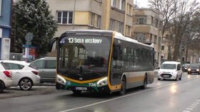 Cestující zasáhla v autobusu horká kapalina z topení do obličeje.