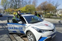 Nepříjemné překvapení pro ženu z Liberce: V autě jí spal cizí chlap!