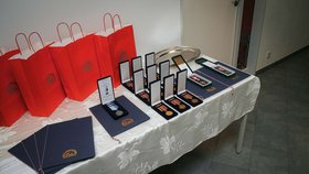 Na liberecké stanici se předávala ocenění hasičům zasahujícím u požáru v Ostašově.