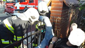 Muž v Liberci se napíchl na plot: Pomohli mu hasiči.
