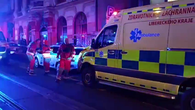 Při požáru se zranilo 15 lidí.