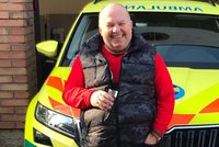Řidič sanitky Pavel se po 40 letech loučí: Pamatuje začátky záchranky, k práci přivedl i syna